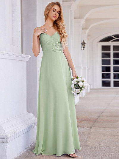 Robe de demoiselle d'honneur chic plissée à col en V et sans manches à la taille appliquée