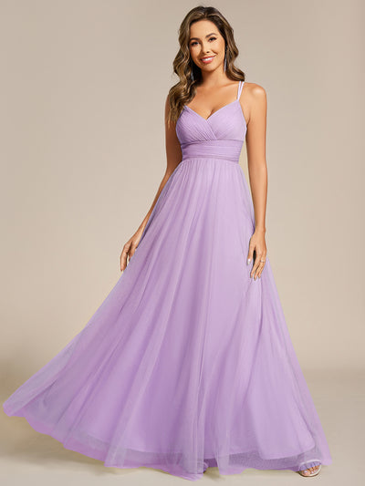 Robe de demoiselle d'honneur en tulle plissée sans manches à col en V et bretelles croisées au dos en dentelle