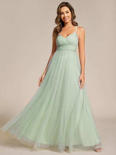 Robe de demoiselle d'honneur en tulle plissée sans manches à col en V et bretelles croisées au dos en dentelle