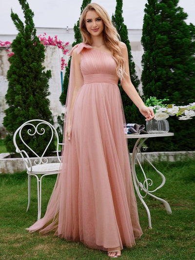 Robe de demoiselle d'honneur trapèze en tulle romantique avec une épaule et un nœud papillon