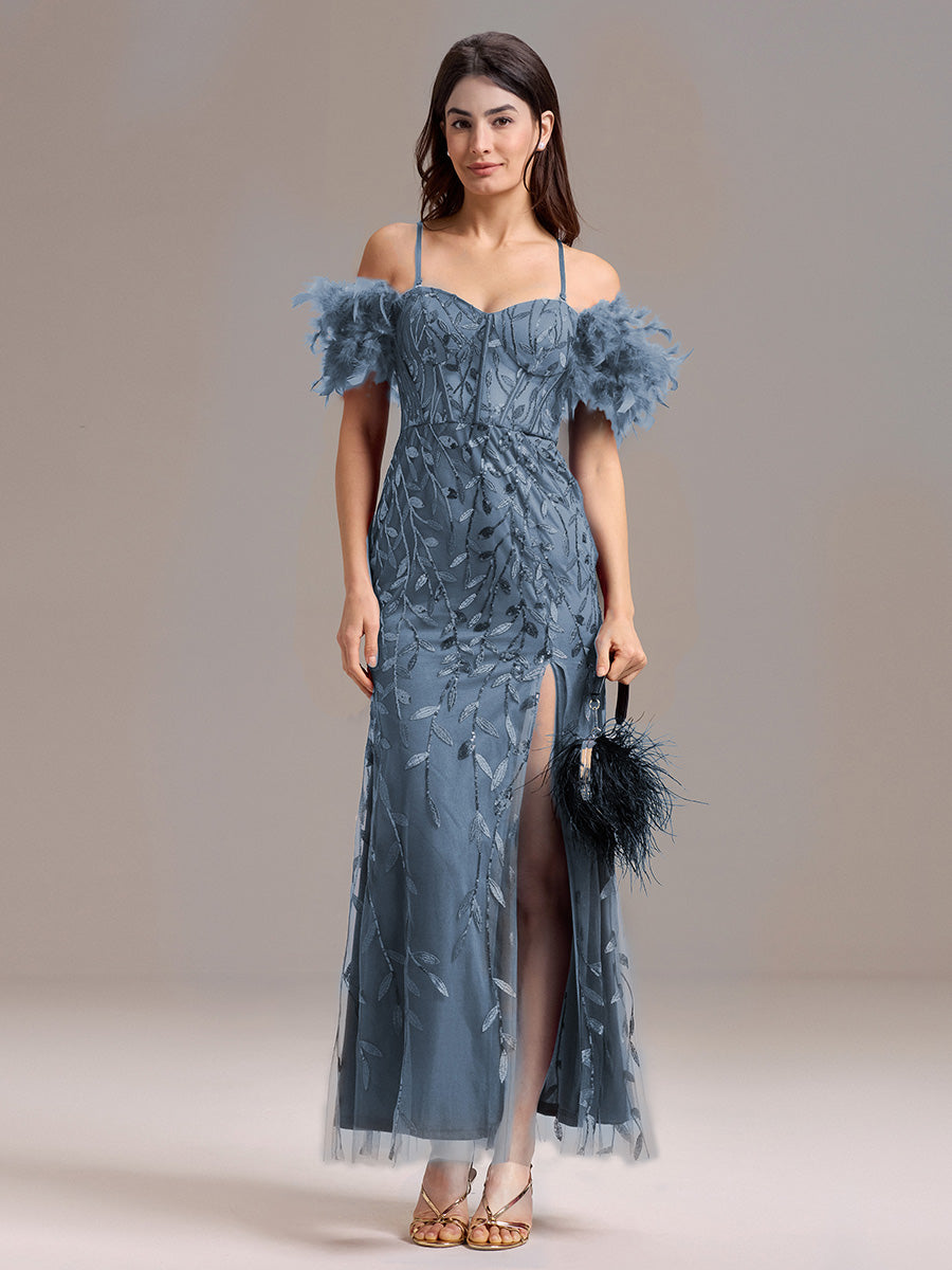 Robe de soirée fendue à épaules dénudées et manches en plumes #Couleur_Marine Fume