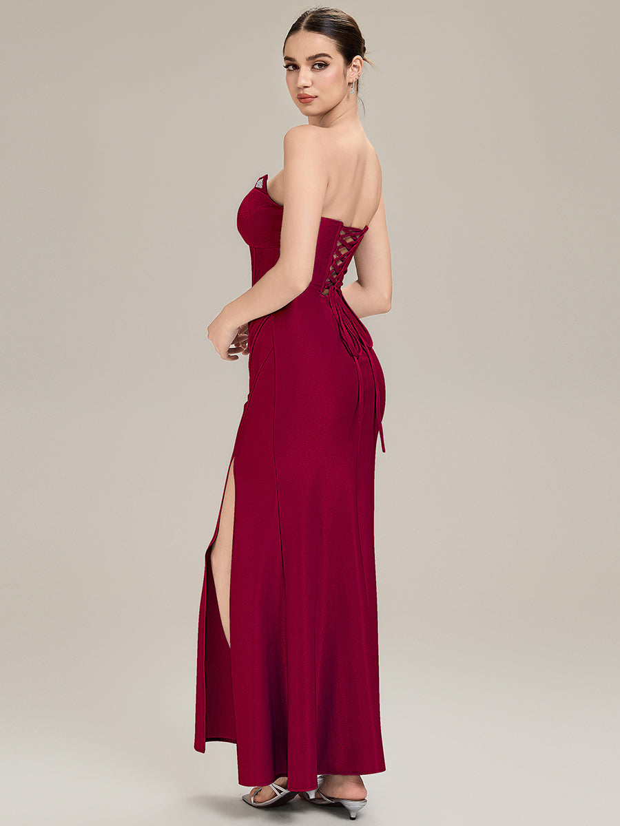 Robe de soirée chic sans bretelles sans manches longueur sol en forme de sirène avec corset et détail à nouer devant #Couleur_Bordeaux