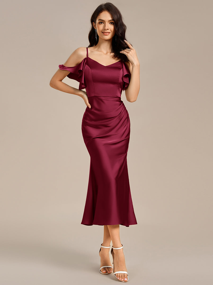 Robe mi-longue en satin à épaules dénudées et manches à volants #Couleur_Bordeaux
