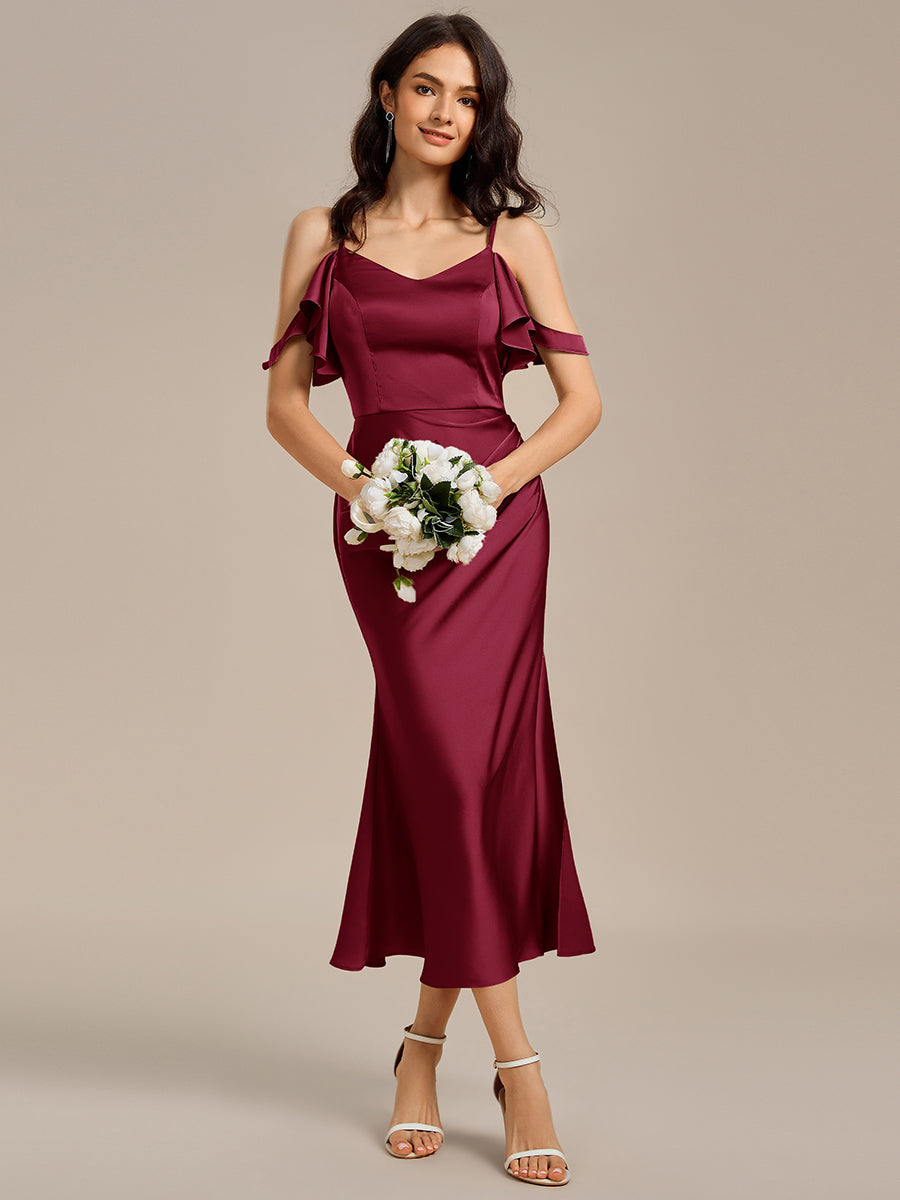 Robe mi-longue en satin à épaules dénudées et manches à volants #Couleur_Bordeaux