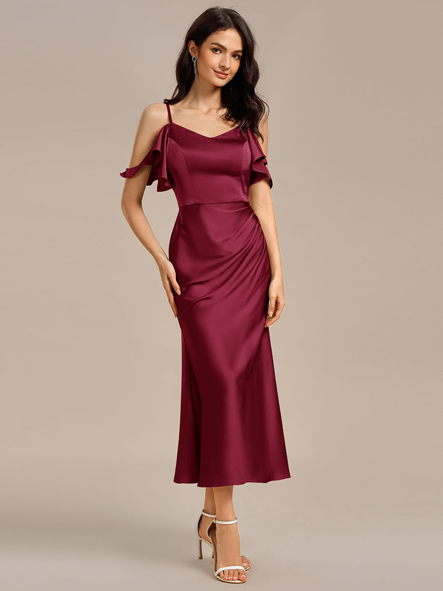 Robe mi-longue en satin à épaules dénudées et manches à volants #Couleur_Bordeaux
