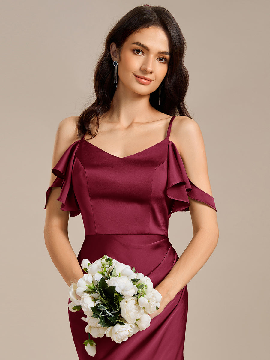 Robe mi-longue en satin à épaules dénudées et manches à volants #Couleur_Bordeaux
