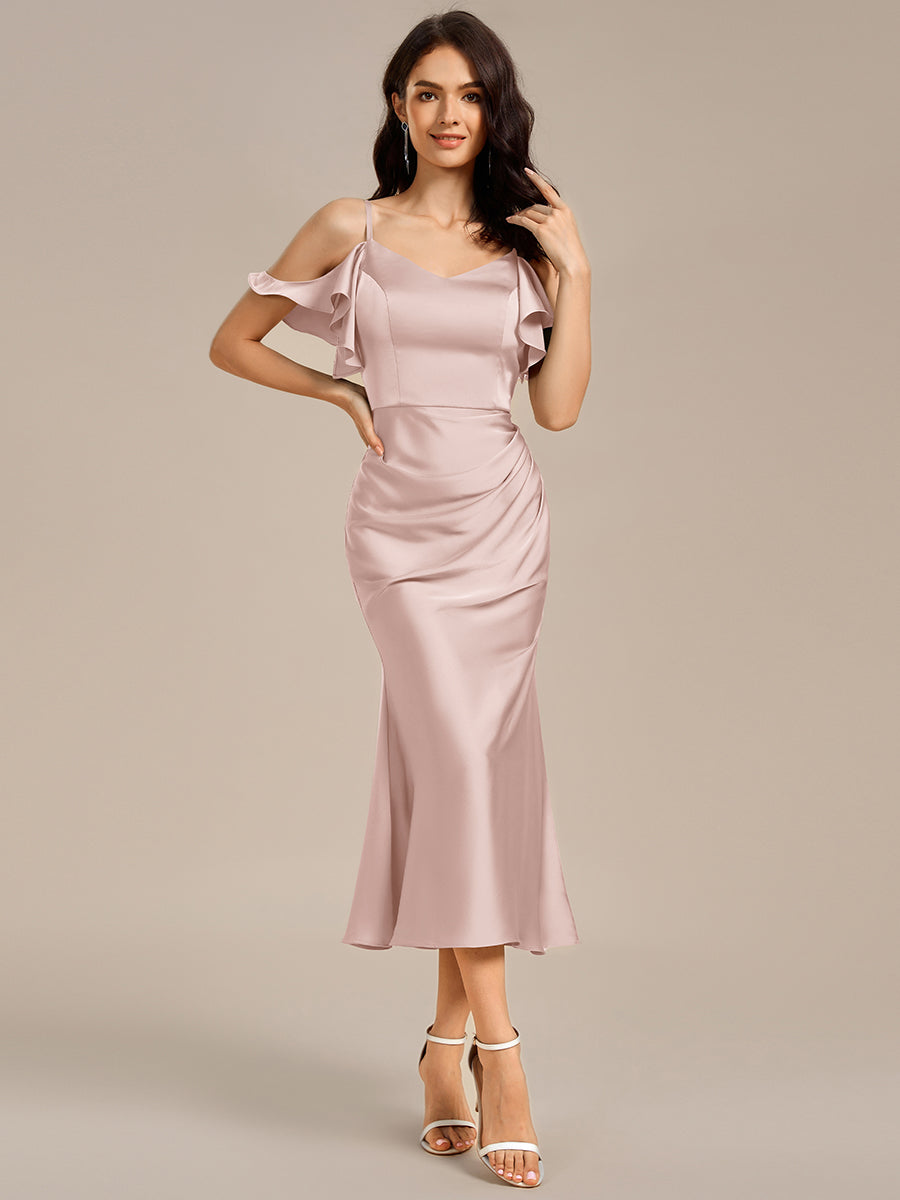 Robe mi-longue en satin à épaules dénudées et manches à volants #Couleur_Rose
