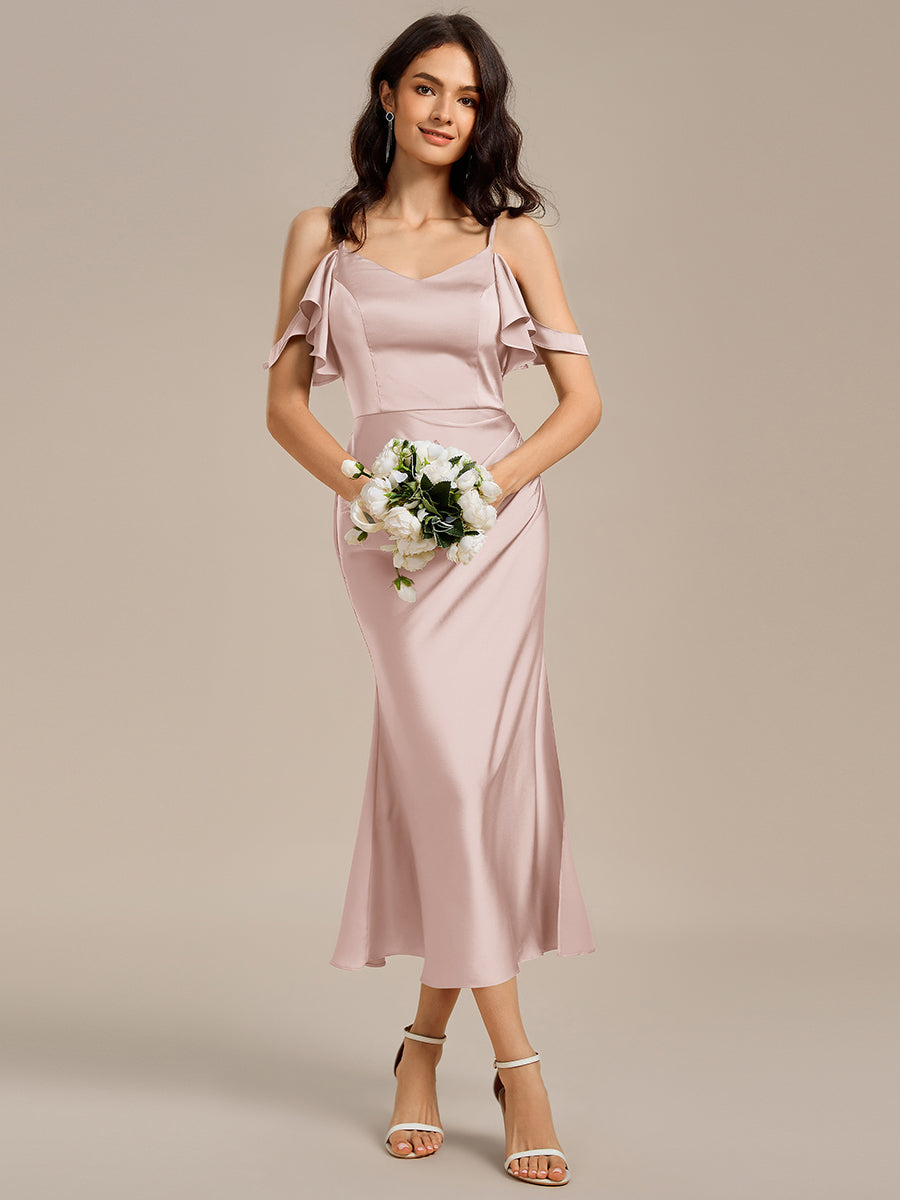 Robe mi-longue en satin à épaules dénudées et manches à volants #Couleur_Rose