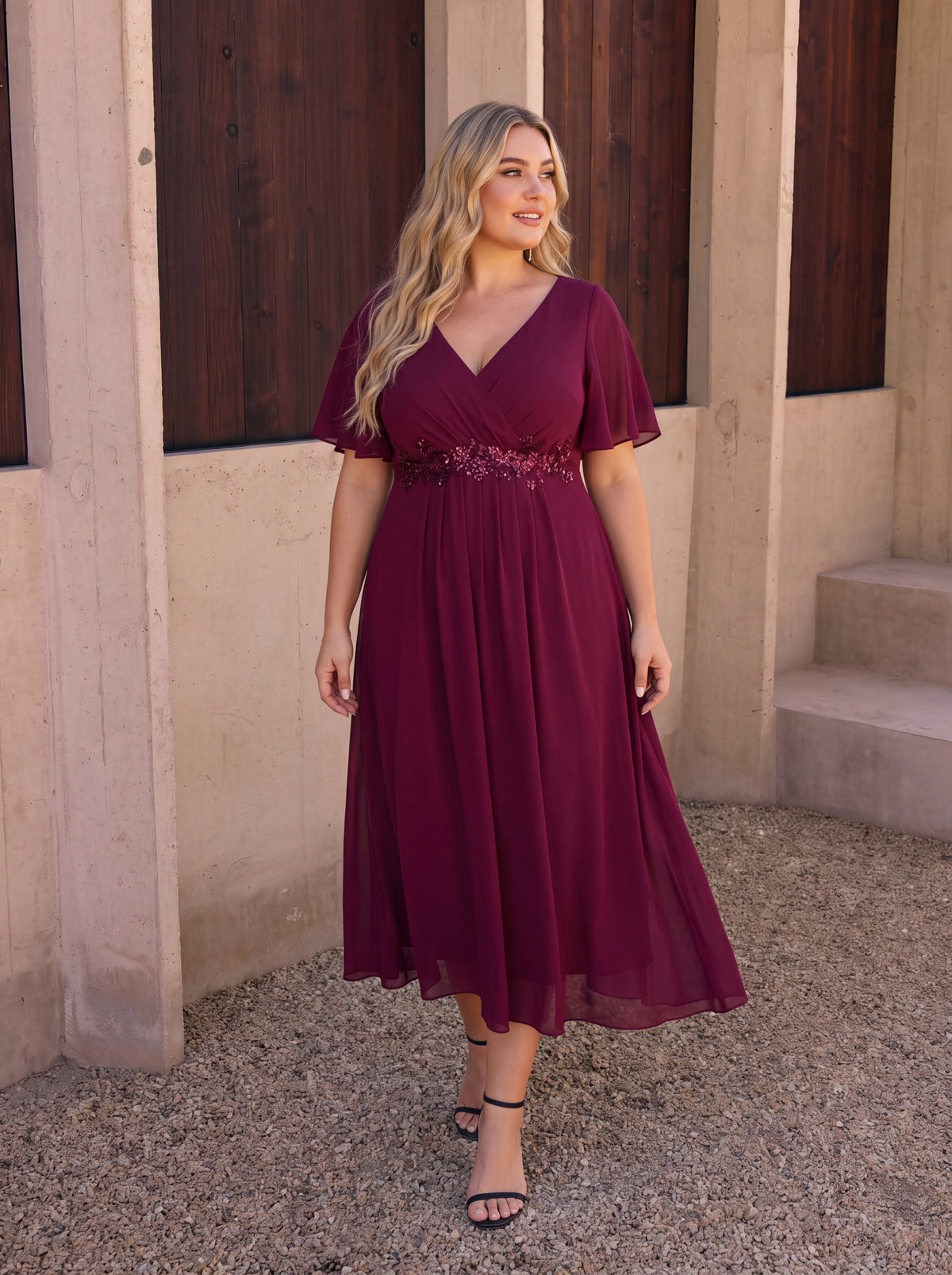 Robe d'invité de mariage mi-longue en mousseline à col en V avec appliques à la taille #Couleur_Bordeaux