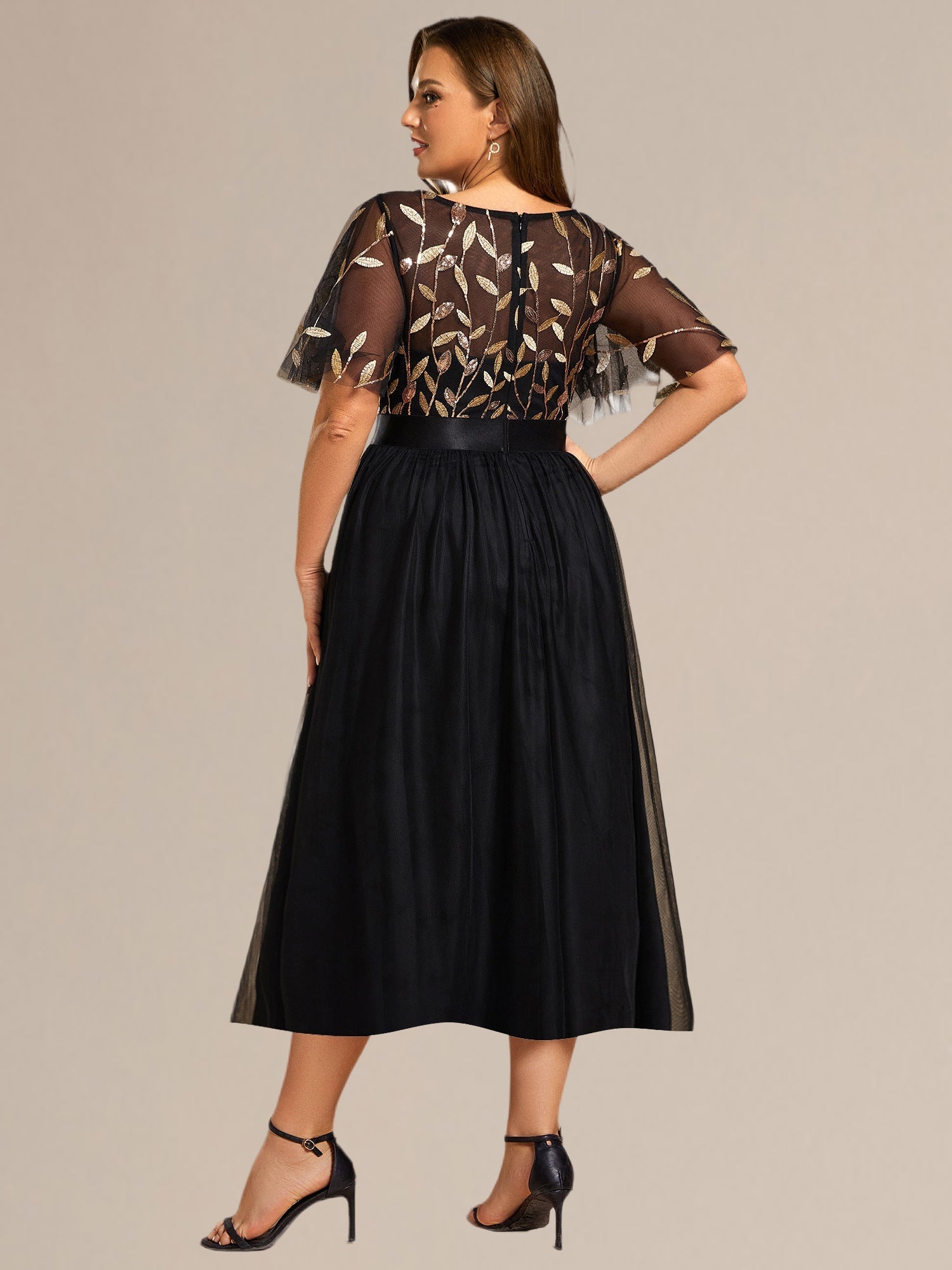 Robe d'invité de mariage trapèze en mousseline fluide à encolure ronde et longueur au genou #Couleur_Noir & Or