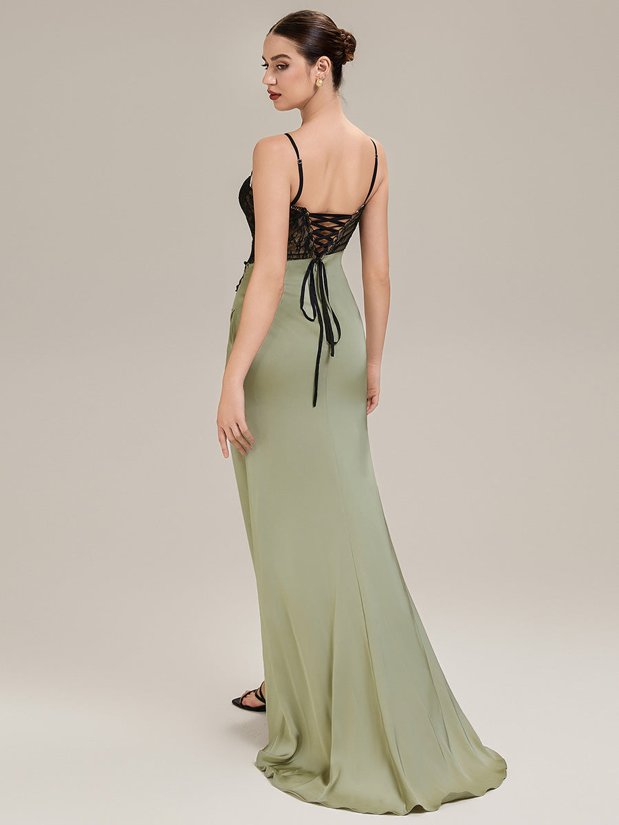 Robe de soirée chic sans bretelles sans manches en forme de sirène longueur sol avec dentelle à frange et détail corset #Couleur_Vert sauge