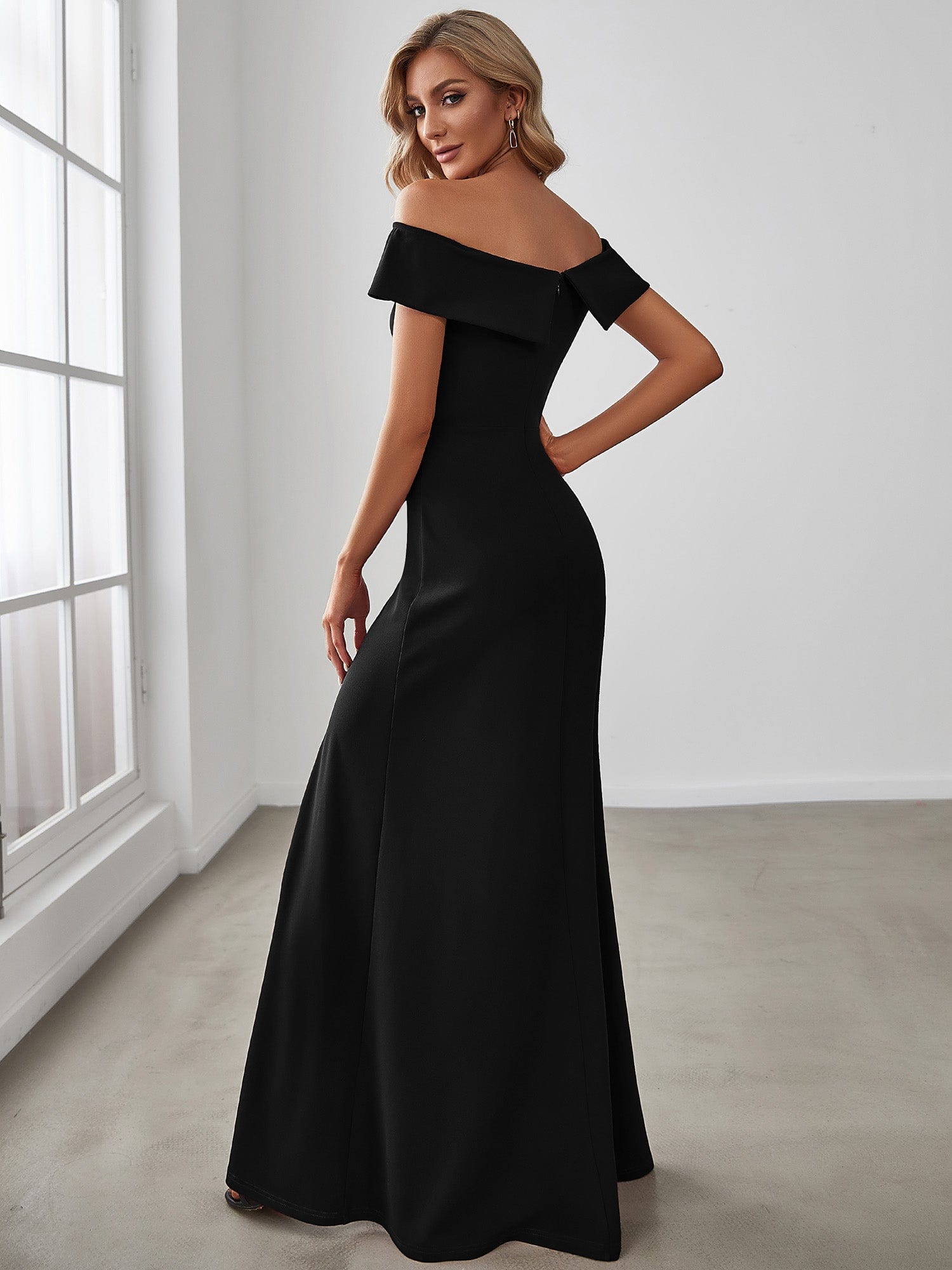 Robe à épaules dénudées longue élégante et fendue sur le côté