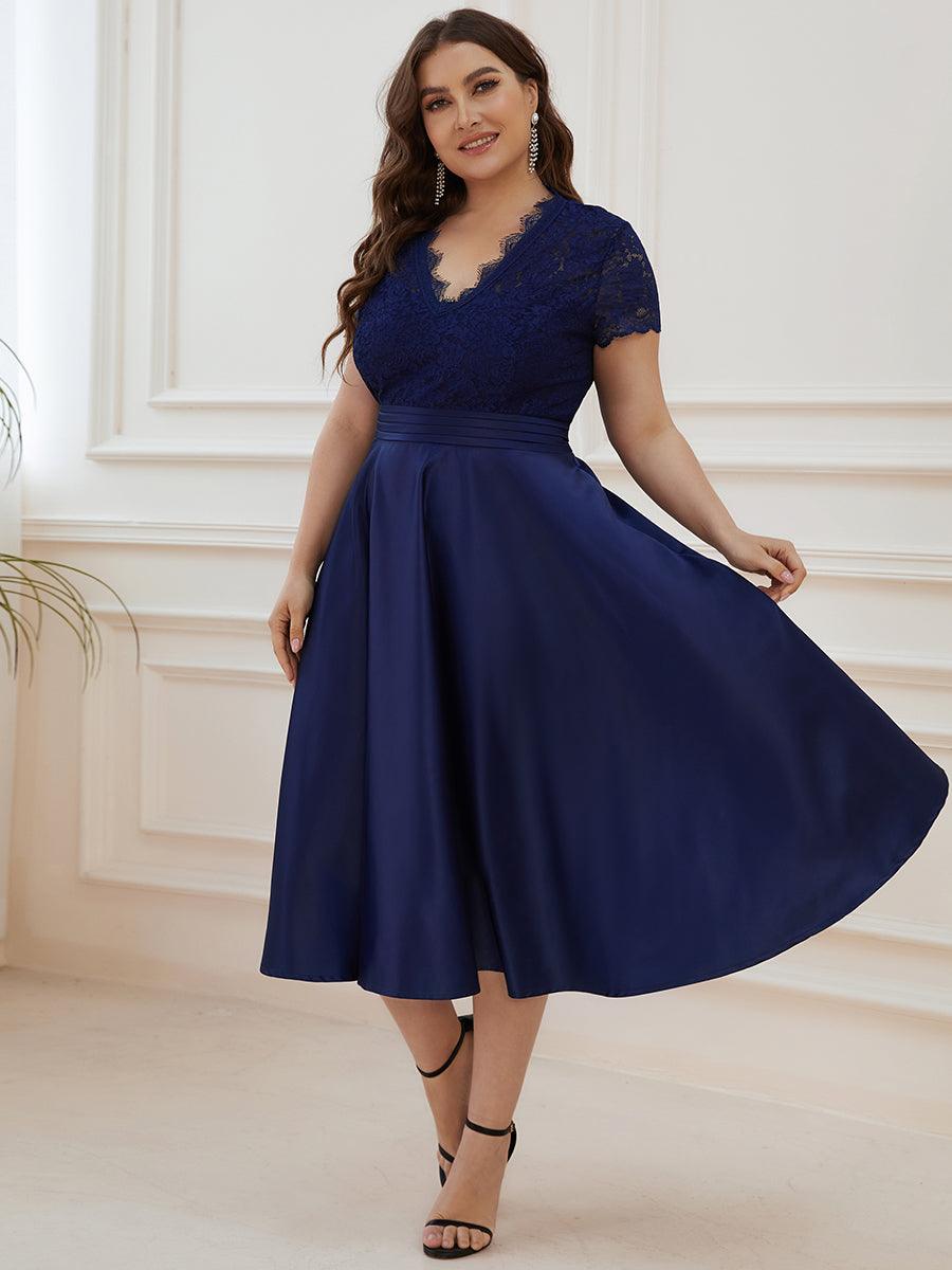 Robe de cocktail mi-longue en dentelle à manches longues et col en V de grande taille