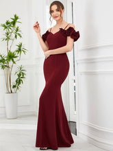 Robe de soirée moulante à bretelles fines et épaules dénudées à volants #Couleur_Bordeaux