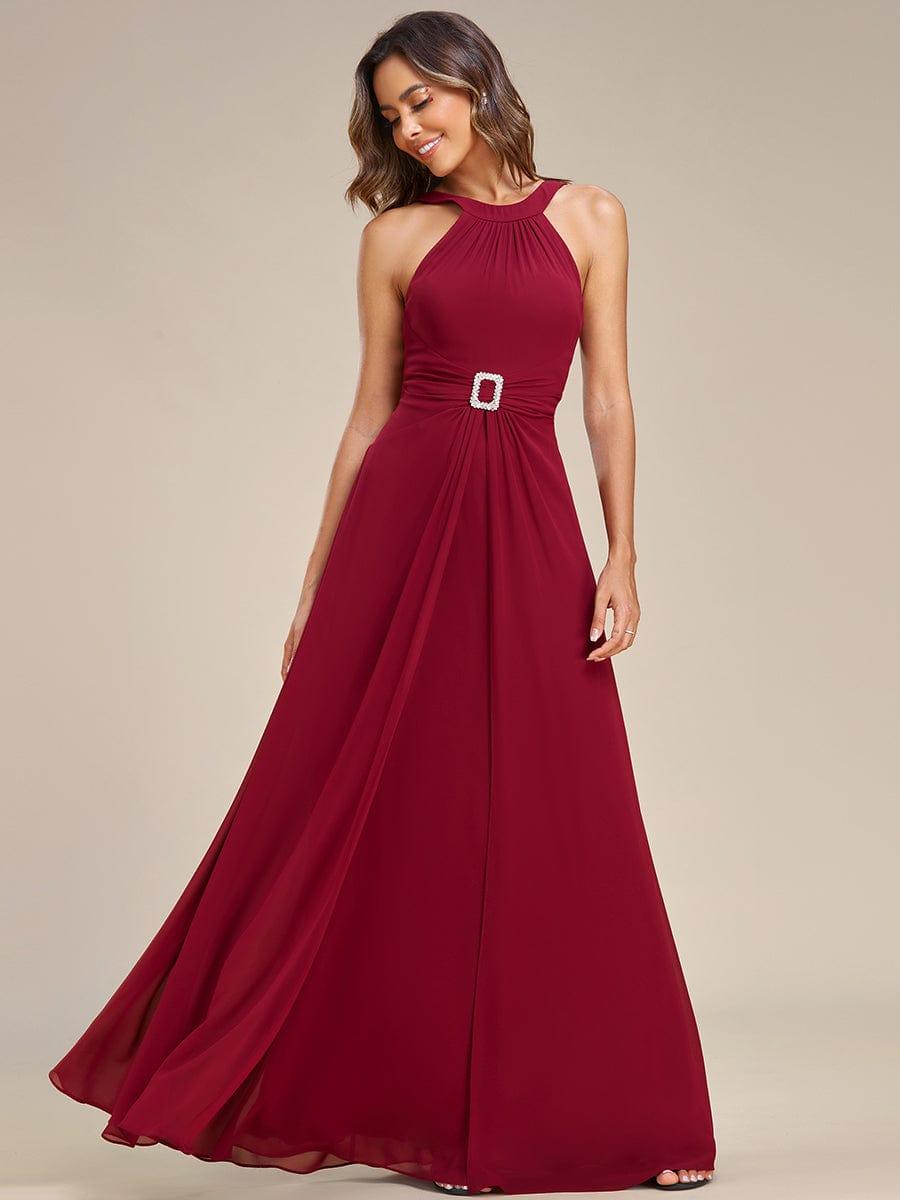 Robe longue en mousseline à col licou et taille avec diamants brillants #Couleur_Bordeaux