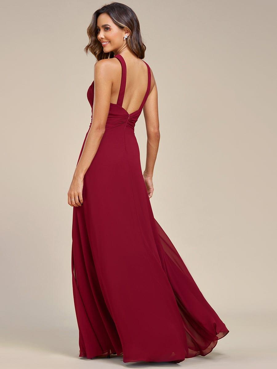 Robe longue en mousseline à col licou et taille avec diamants brillants #Couleur_Bordeaux