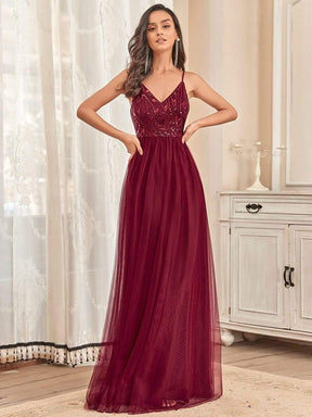Robe de Bal en tulle à col en V et bretelles minces brodées au sol