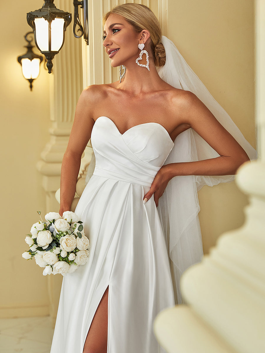 Robe de mariée fendue sur le devant en satin plissé en cœur sans manches