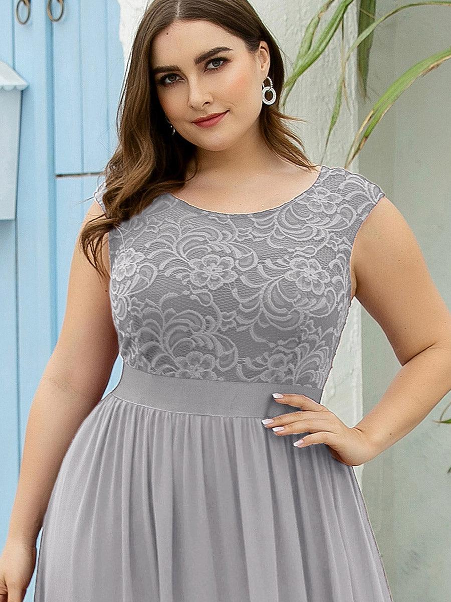 Robe Demoiselle d'Honneur Grande Taille avec Dos en V et Dentelle #Couleur_Gris
