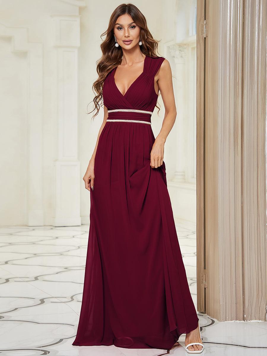 Robe longue de demoiselle d'honneur froncée à col en V #Couleur_Bordeaux