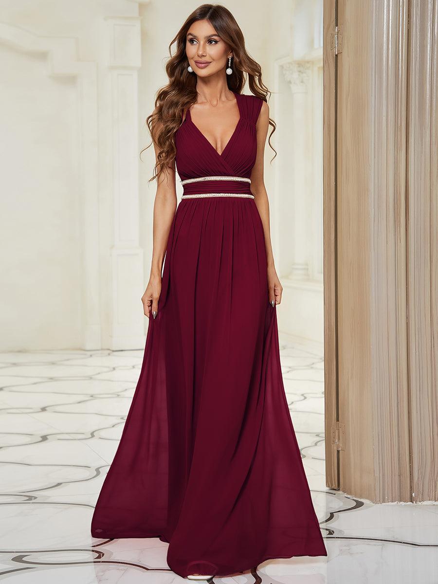 Robe longue de demoiselle d'honneur froncée à col en V #Couleur_Bordeaux