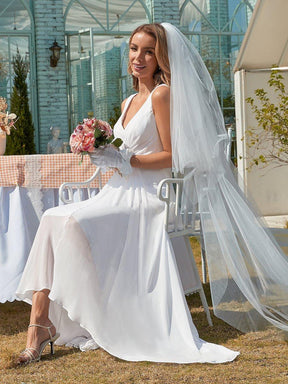 Robe de mariée simple en mousseline avec décolleté en V et ourlet asymétrique