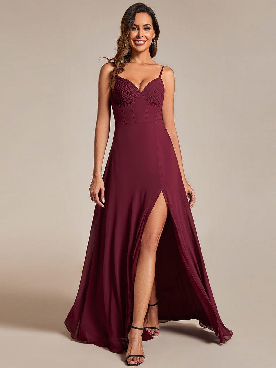 Robe de demoiselle d'honneur en mousseline à col en V et bretelles fines avec fente haute #Couleur_Bordeaux