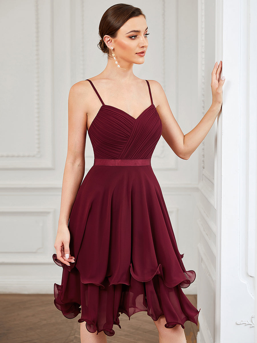 Robe de demoiselle d'honneur plissée longueur genou en mousseline à volants #Couleur_Bordeaux